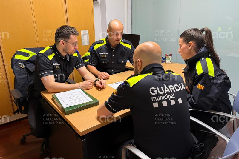 Quatre guàrdies municipals ja patrullen per Sant Joan de les Abadesses després de la supressió de la Policia Local