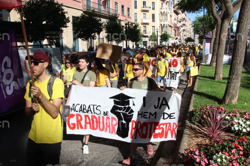 Prop de mig miler de docents protesten de nou a Tarragona per reclamar millores laborals