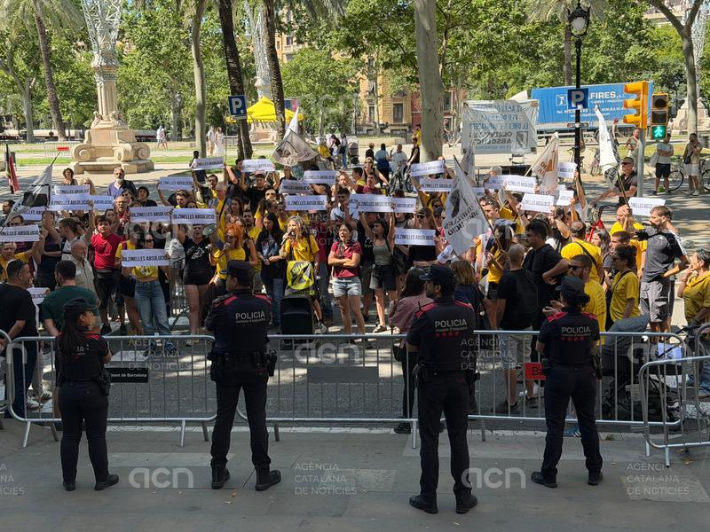 Tornen a suspendre el judici contra dos activistes acusats d’aldarulls durant un desallotjament a Sants el 2020