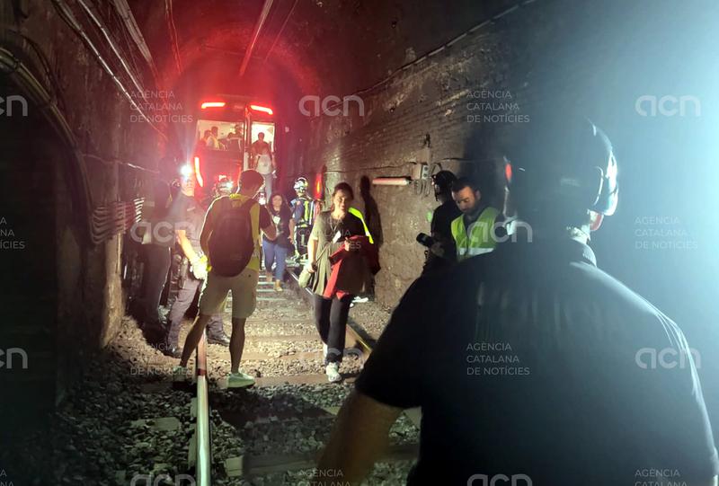 Els serveis d'emergències simulen l'evacuació d'un metro al túnel de l'L-3 entre plaça Catalunya i Passeig de Gràcia