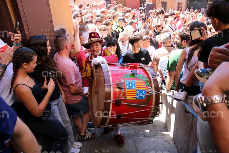 La "febre" de Patum ja omple els carrers de Berga en el primer passacarrers 