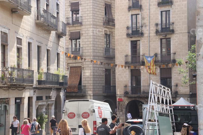 La plaça del Vi de Girona s'omple de banderoles i estendards pel rodatge de 'Tomb Raider'