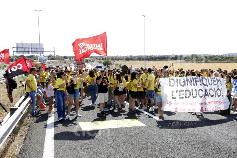 Docents en vaga tallen l'A-2 a Tàrrega durant mitja hora