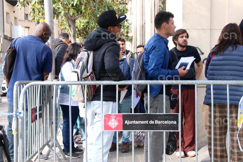 Barcelona concentra el servei d’acompanyament del procés de regularització d’immigrants al centre de Miquel Bleach
