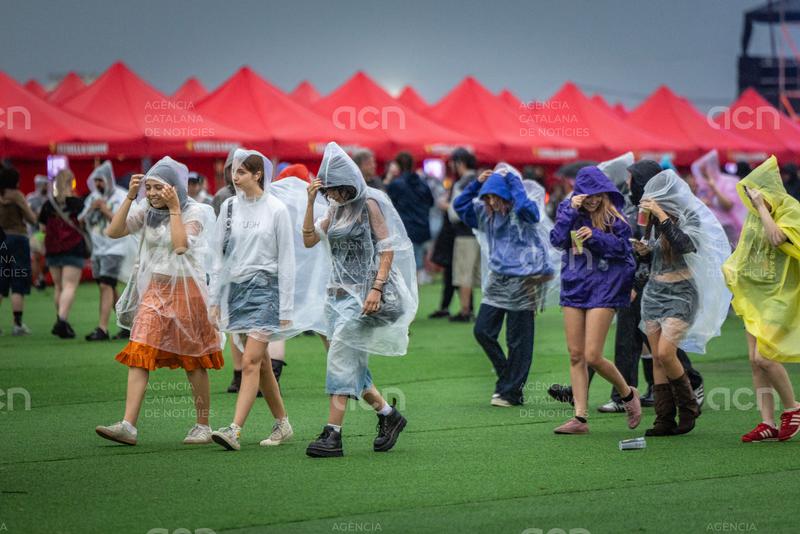 Milers d'assistents al Primavera Sound s'apleguen sota les pèrgoles del Fòrum davant del xàfec i la desinformació