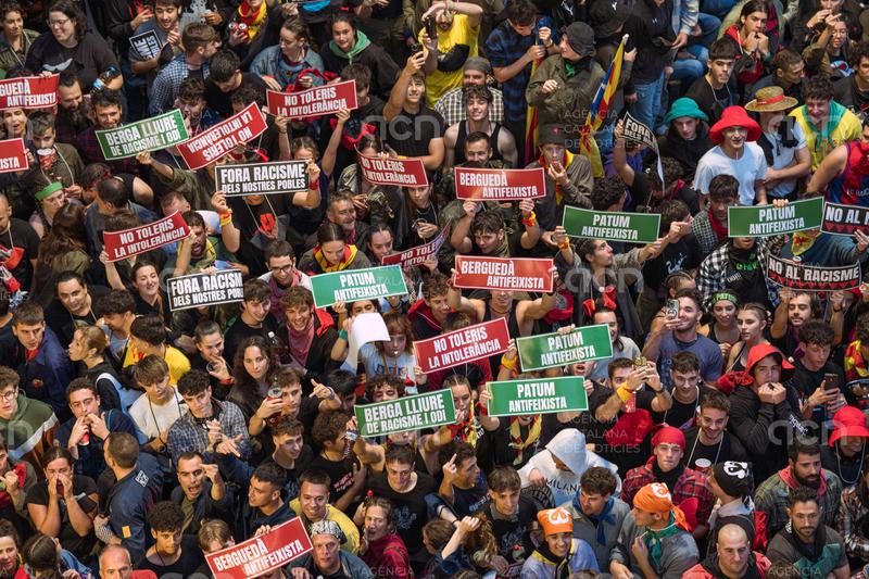 La plaça de Sant Pere escridassa Sílvia Orriols durant la Patum Completa