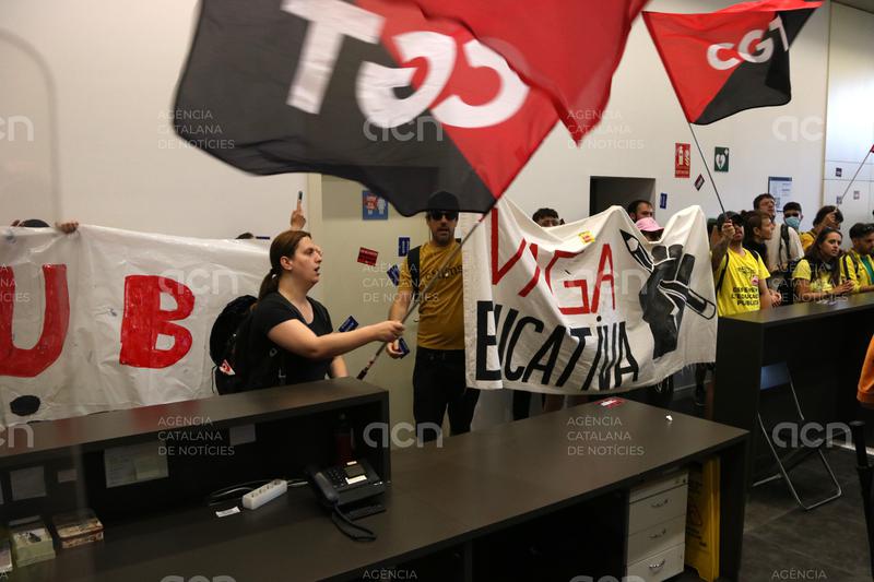 Un centenar de docents entren als Serveis Territorials d'Educació del Barcelonès exigint la dimissió de Niubó