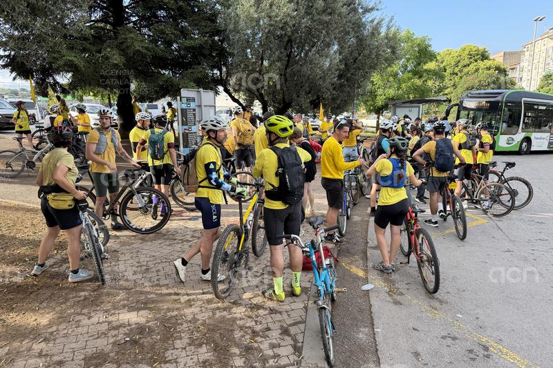 Prop d'un centenar de docents duen a terme una pedalada reivindicativa a l'AP-7 i la C-33 a Granollers