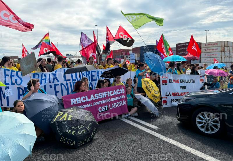Centenars de docents tallen la Ronda Litoral de Barcelona en una nova jornada de vaga a tot Catalunya