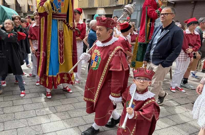 Els salts de la Patum infantil omplen d'emoció la plaça Sant Pere de Berga