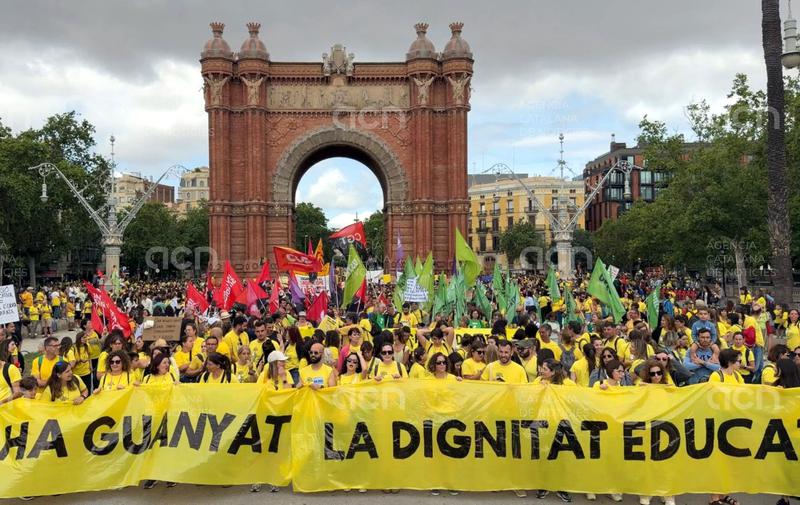 Milers de docents s'uneixen al centre de Barcelona per manifestar-se contra el pacte d'Educació i alguns sindicats