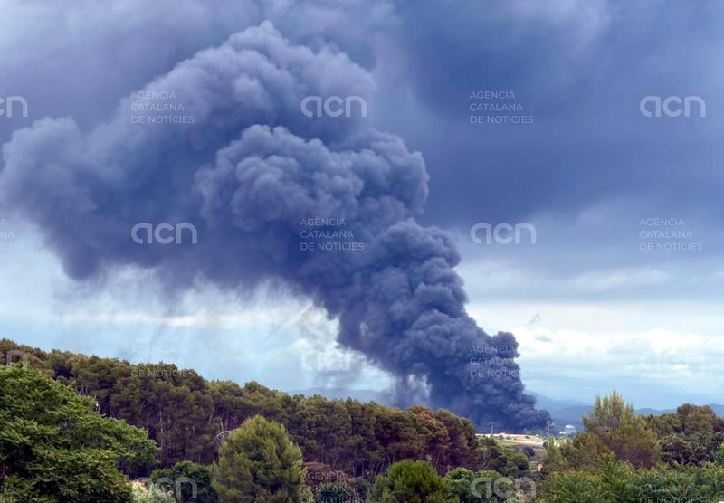 Controlat l'incendi que ha calcinat una nau de 20.000 metres quadrats d'Honda a Santa Perpètua de Mogoda