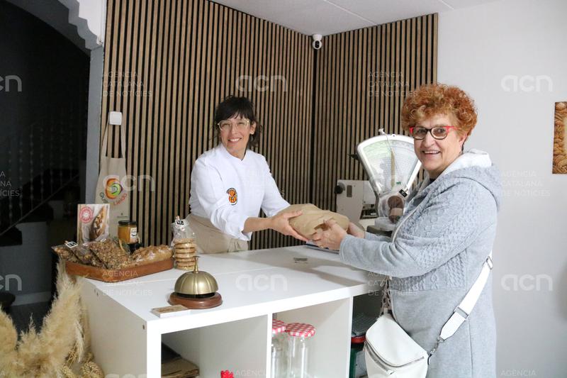 Un forn que obre dues tardes a la setmana amb servei per encàrrec: l'alternativa conciliadora als obradors tradicionals