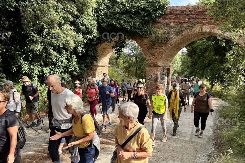 Unes 200 persones desafien el tancament de Collserola amb una caminada popular: "Fa 6 mesos que no podem fer salut"