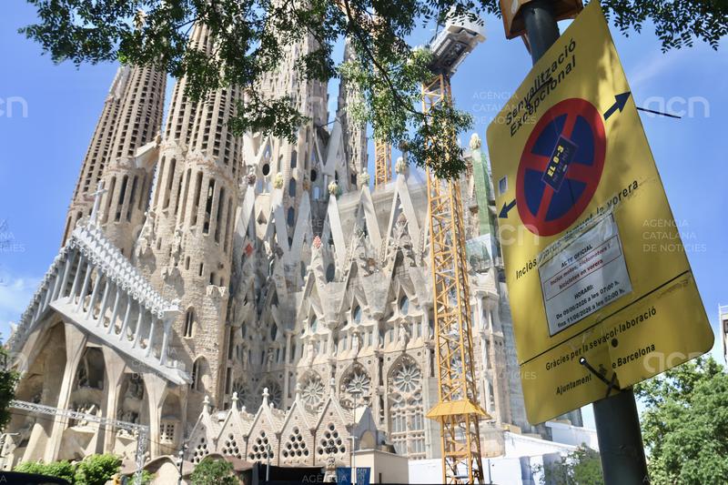 Tanques, muntatge d'escenaris i cartells de prohibició d'aparcament: Barcelona es prepara per a l'arribada del Papa