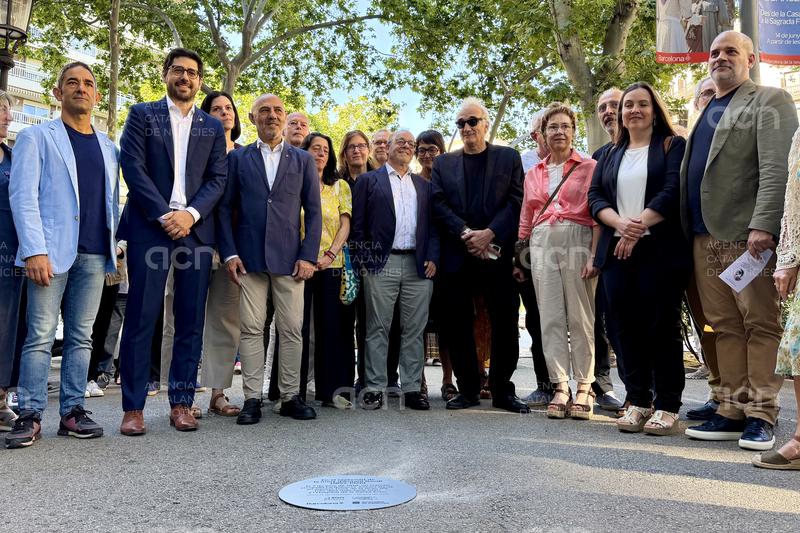 Barcelona ret homenatge a Gaudí amb una placa en el lloc on un tramvia el va atropellar fa cent anys