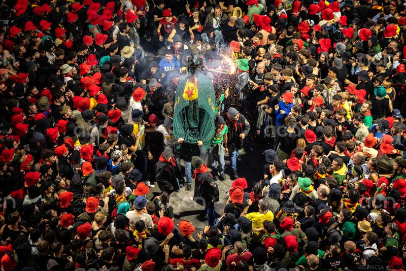 La plaça de Sant Pere de Berga esclata de foc en l'última Patum Completa d'aquest Corpus 