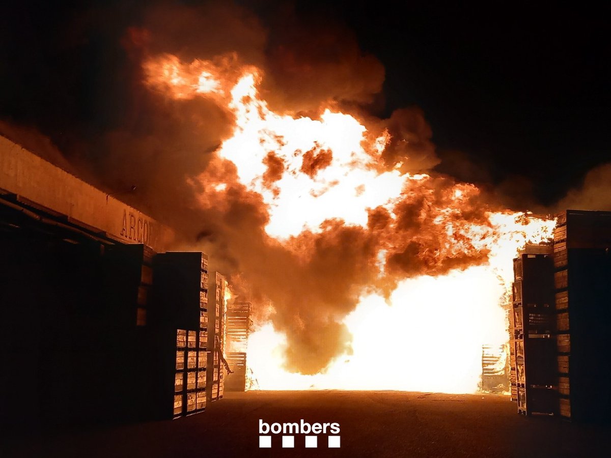 Els Bombers tenen el foc de l'empresa fruitera de Lleida "en fase d'estabilització" i avisen que la nit "serà llarga"