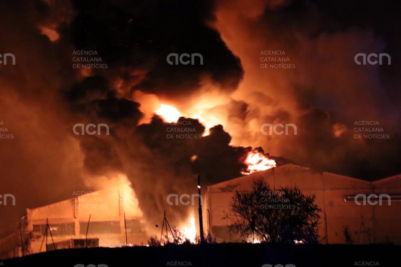 Controlat l'incendi en una empresa fruitera de Lleida i els Bombers vigilen la zona amb drons i vuit dotacions