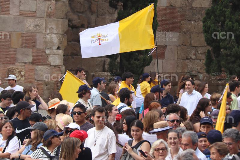 El Papa arriba a la catedral de Barcelona entre crits de fidels, curiosos i turistes: "Avui no hi podíem faltar"