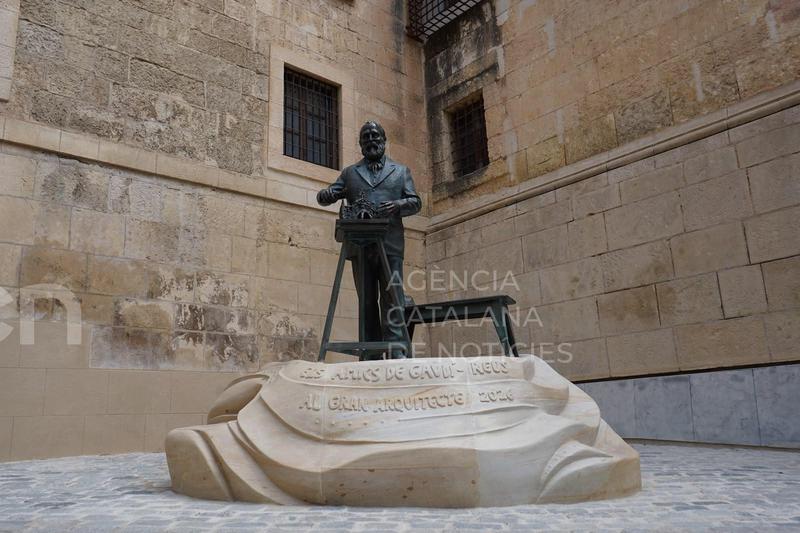 Reus inaugura l'escultura dedicada a Antoni Gaudí, ubicada als peus de la Prioral de Sant Pere