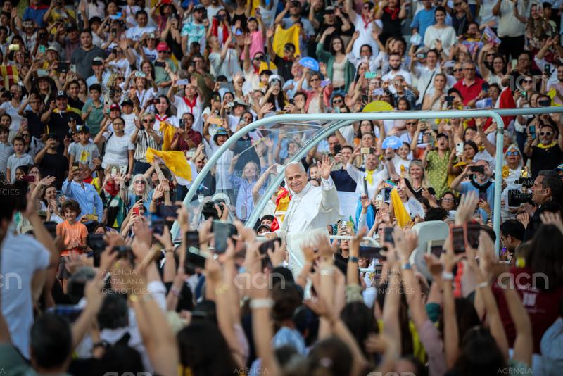 El Papa demana en una vetlla multitudinària a Montjuïc "que aquest país sigui un espai acollidor per a tothom"