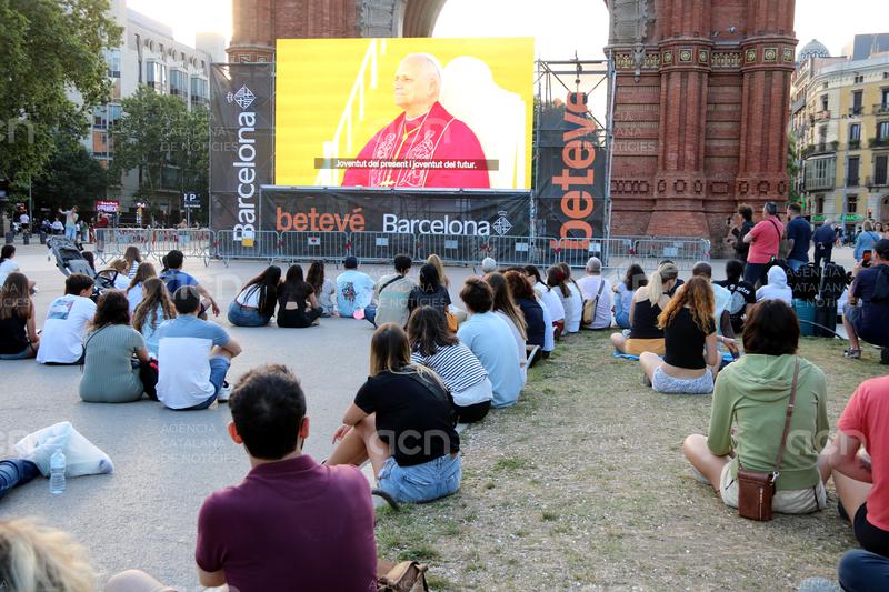 Mig miler de persones segueixen l'acte del Papa a Montjuïc des de la pantalla gegant a l'Arc de Triomf