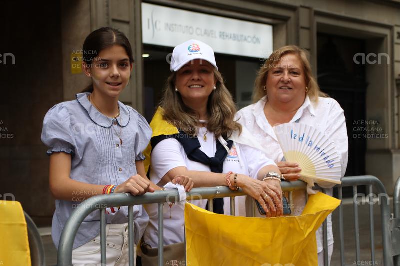Els primers fidels agafen lloc per veure Lleó XIV amb el papamòbil de prop: "Ens hem llevat molt emocionades"