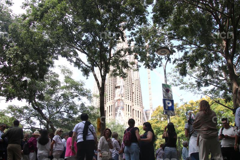 Els fidels que esperen per presenciar la benedicció de la torre de Jesús: “És una fita històrica, som uns privilegiats”