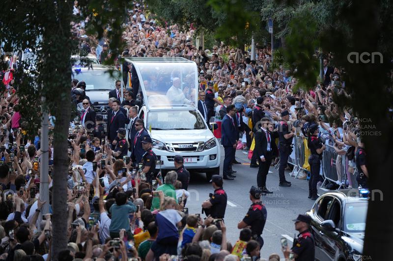 Unes 120.000 persones aclamen el Papa durant el seu trajecte en papamòbil per Barcelona