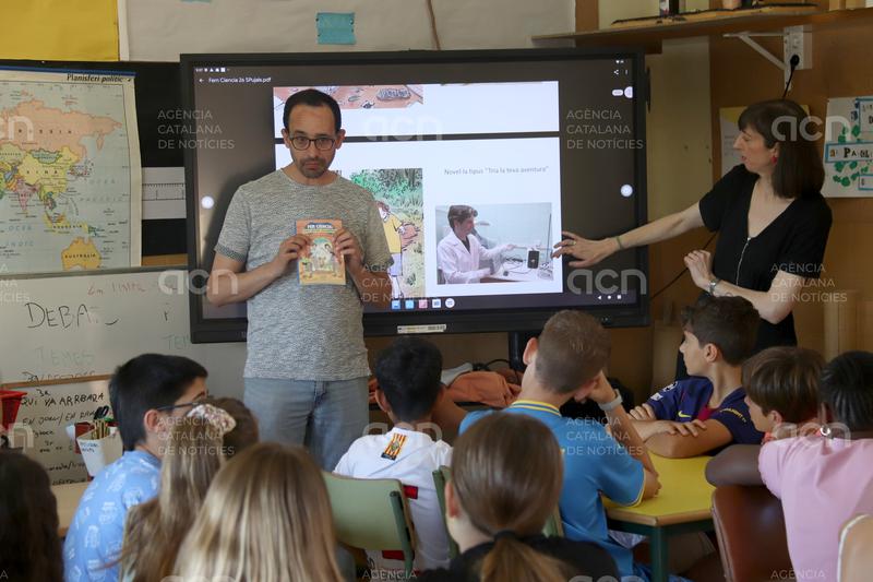 Un llibre de la UdG vol despertar la vocació científica entre els alumnes de primària d'entorns rurals