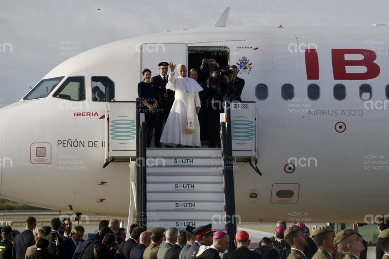 L’avió de Lleó XIV s’enlaira des del Prat cap a Canàries després de dos dies de visita a Catalunya