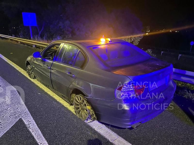 Detingut un conductor ebri que circulava temeràriament per l'A-7 a Vila-seca amb un cotxe sense dues rodes