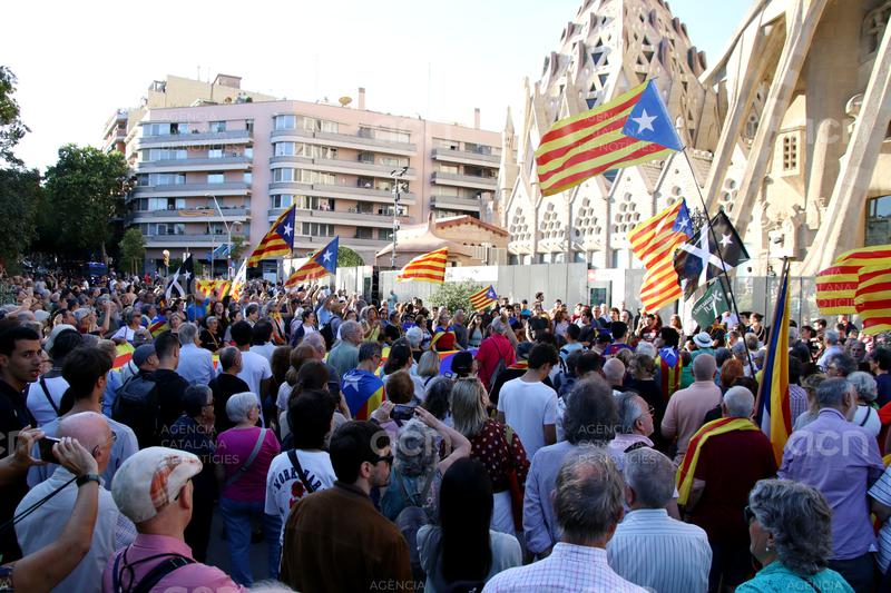 Unes 300 persones entonen 'Els segadors' als peus de la Sagrada Família l'endemà de l'expulsió de cantaires