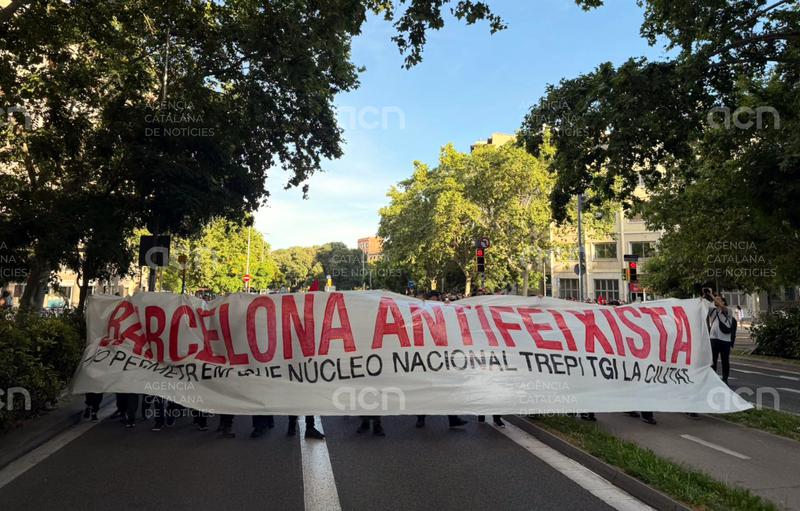 Els Mossos donen cops de porra contra els antifeixistes que volien apropar-se a la concentració neonazi de Barcelona