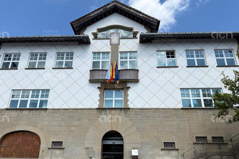 Olot desempadrona 1.300 persones en un any per cometre frau i per "ajustar els serveis municipals" a la població