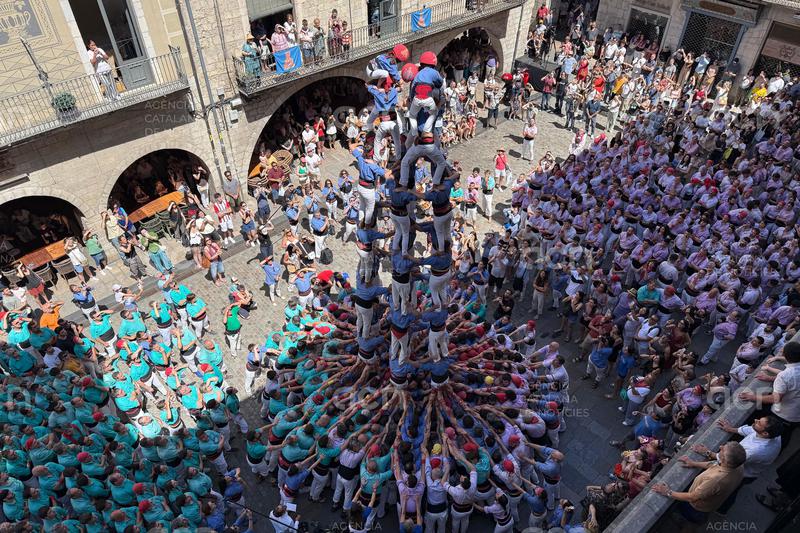 Castells de gamma extra i "molt d'orgull" a la plaça del Vi de Girona per celebrar els 30 anys dels Marrecs de Salt
