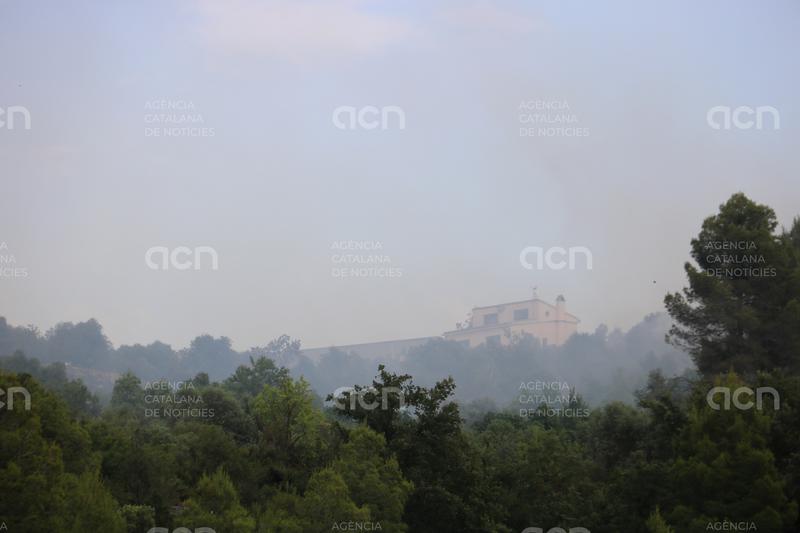 Els Bombers mantenen 16 dotacions terrestres i mitjans aeris en l'incendi de Cervià de les Garrigues, ja estabilitzat