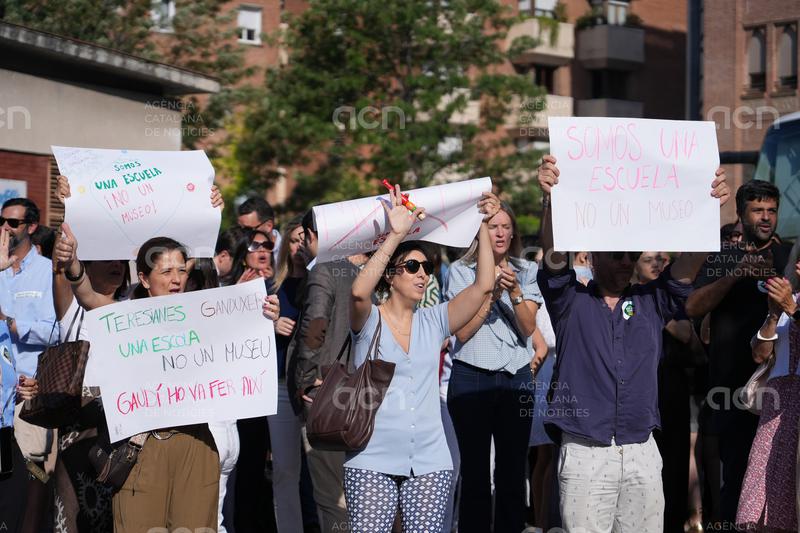 Famílies del Col·legi de les Teresianes protesten contra la museïtzació de l’edifici de Gaudí i demanen informació