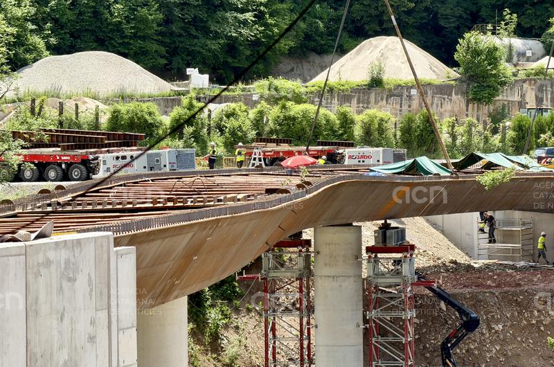 Col·loquen el nou pont a la C-38 a Sant Pau de Segúries que millorarà el traçat i farà la via més segura