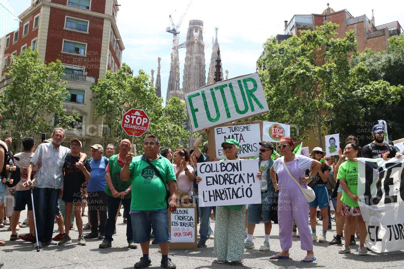 El veïnat demana que la Sagrada Família pagui part de les mesures per mitigar l'impacte del turisme