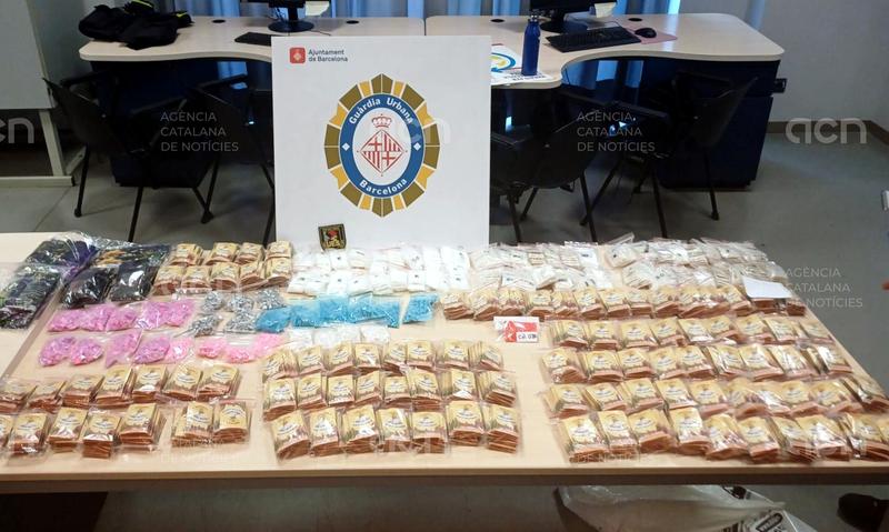 Detingut al barri del Besòs de Barcelona un home amb diversos quilos de droga i milers de pastilles en una motxilla