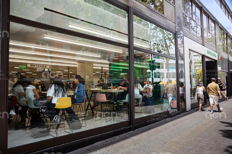 El Gremi de Restauració denuncia 30 'mercaurants' de Barcelona per "intrusisme" i incompliment normatiu
