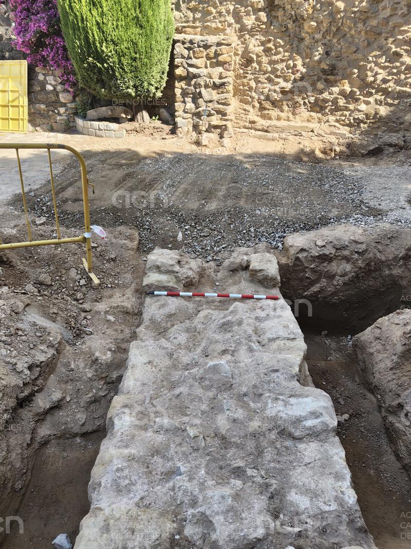 Les obres de reurbanització del nucli històric de Vullpellac permeten documentar un tram de la muralla medieval