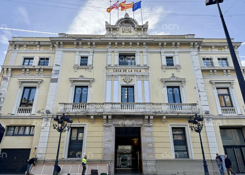 Dimiteixen per motius personals dues regidores del govern municipal de l'Hospitalet