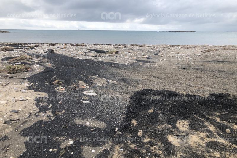 L'ACA multa l'Ajuntament de Cubelles amb 2.500 euros per vessaments de microgranulat de cautxú a la platja
