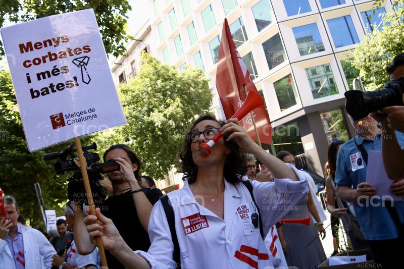 Uns 200 metges tallen el carrer Aragó de Barcelona i amenacen amb "ulsteritzar la sanitat" després de l'estiu