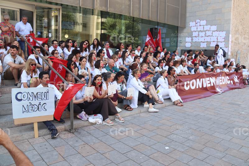 Un centenar de metges es manifesten a Girona per reclamar un conveni propi