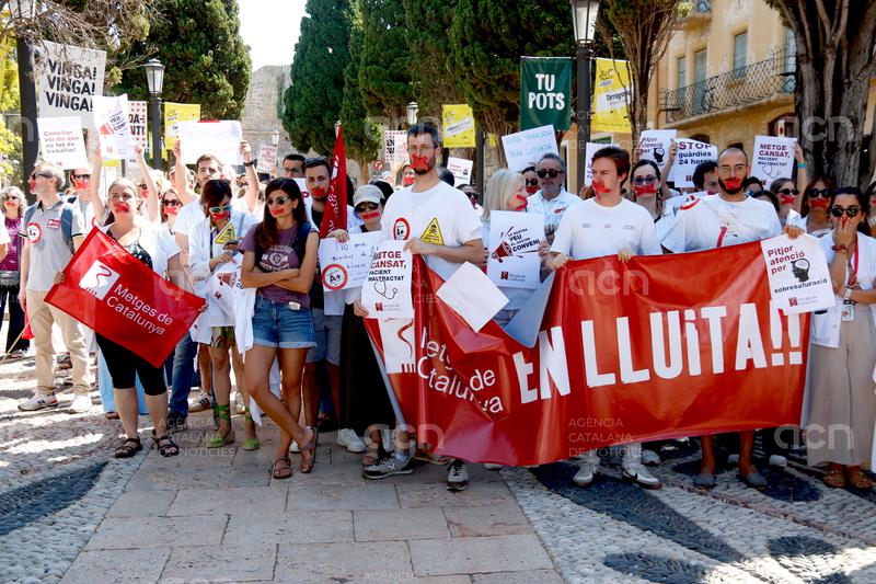 Més d'un centenar de metges es manifesten a Tarragona en la jornada de vaga per denunciar la "sobrecàrrega" de feina