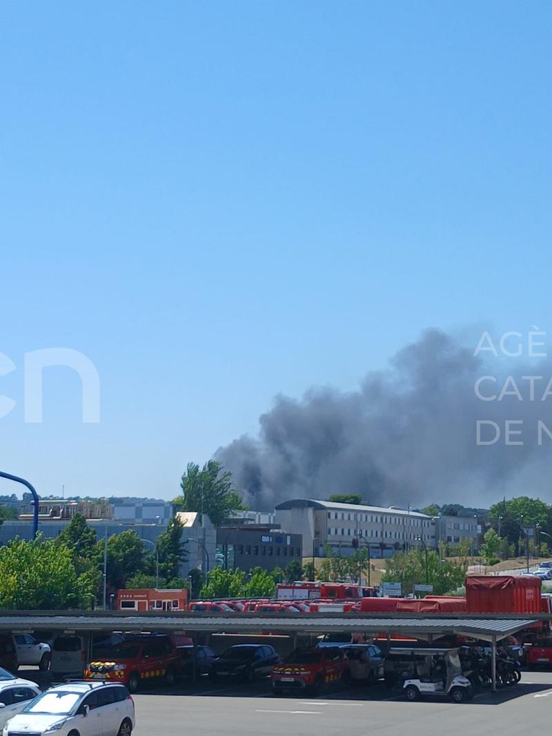 Controlat l'incendi que afecta l'edifici principal de l'IRTA i estabilitzat el foc d'una nau adjacent plena de palla
